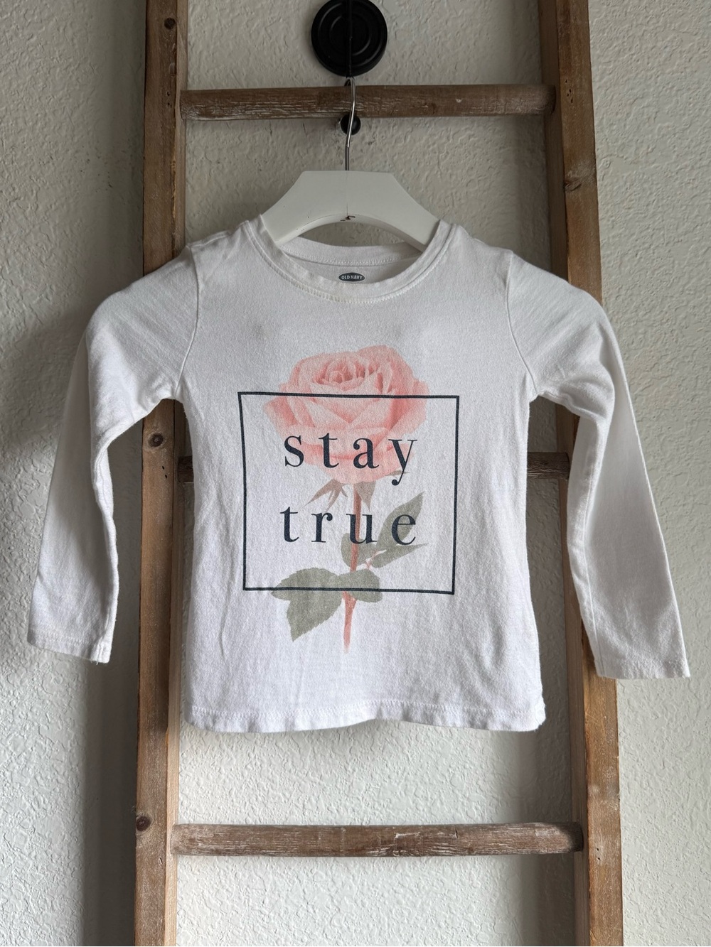 Old Navy graphic long sleeved t-shirt sz: 2T